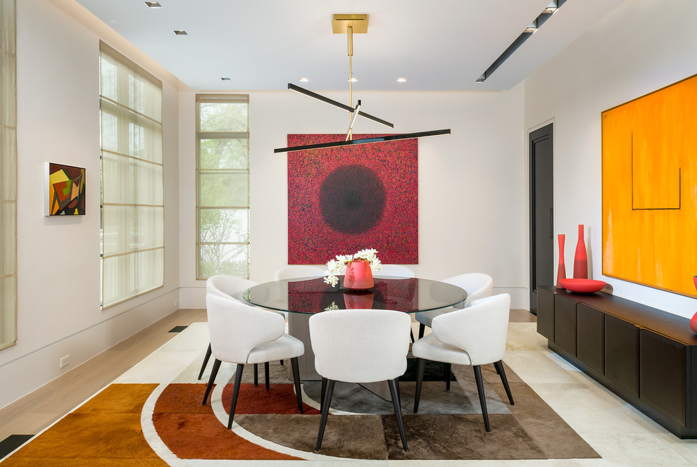 Mittelgroßes, Geschlossenes Modernes Esszimmer ohne Kamin mit hellem Holzboden und weißer Wandfarbe in Dallas