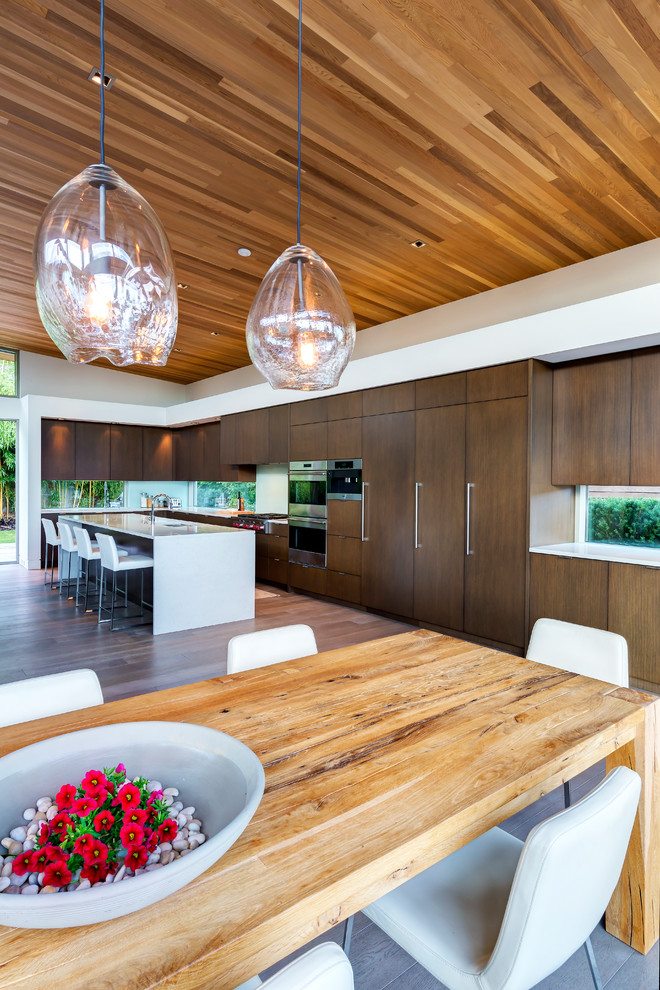 Ispirazione per una sala da pranzo aperta verso il soggiorno contemporanea con pavimento in legno massello medio e pavimento grigio