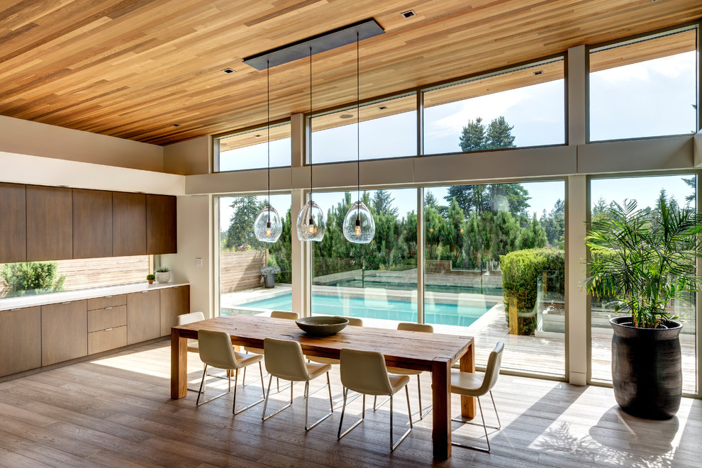 Offenes, Geräumiges Modernes Esszimmer mit braunem Holzboden und grauem Boden in Vancouver