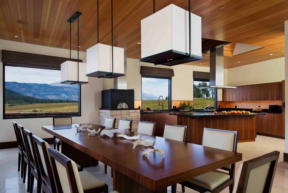 Mittelgroße Moderne Wohnküche ohne Kamin mit beiger Wandfarbe, Porzellan-Bodenfliesen und beigem Boden in Sonstige