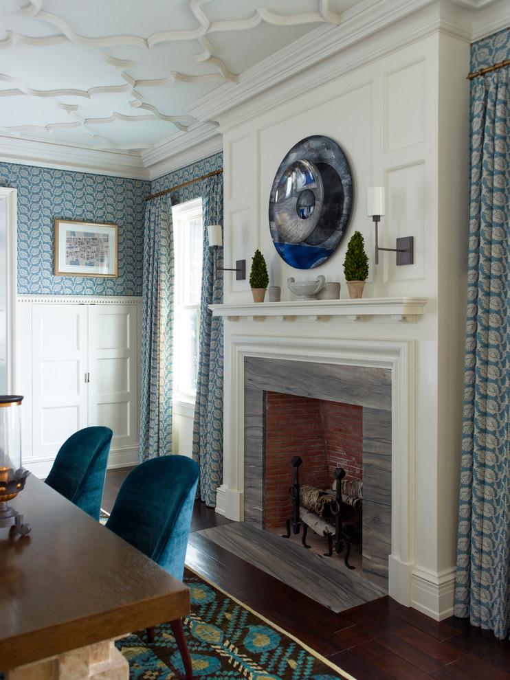 Стильный дизайн: большая гостиная-столовая в стиле неоклассика (современная классика) с синими стенами, темным паркетным полом, стандартным камином и фасадом камина из камня - последний тренд