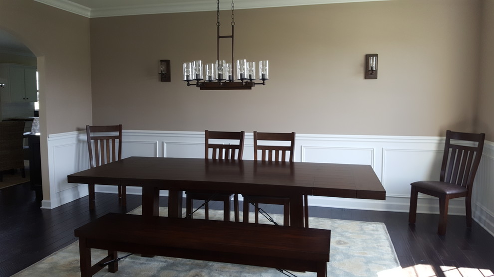 Foto di una sala da pranzo tradizionale con pareti marroni e pavimento in legno massello medio