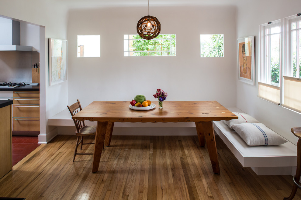 Foto de comedor mediterráneo de tamaño medio abierto con paredes blancas y suelo de madera en tonos medios