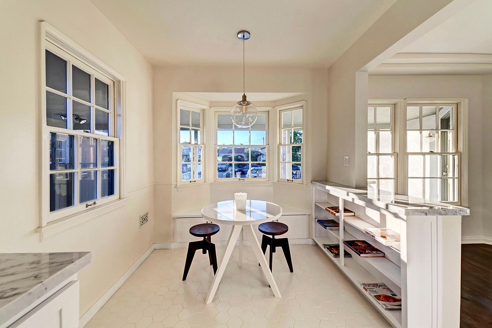 ロサンゼルスにある小さなコンテンポラリースタイルのおしゃれなダイニングキッチン (白い壁、セラミックタイルの床、白い床) の写真