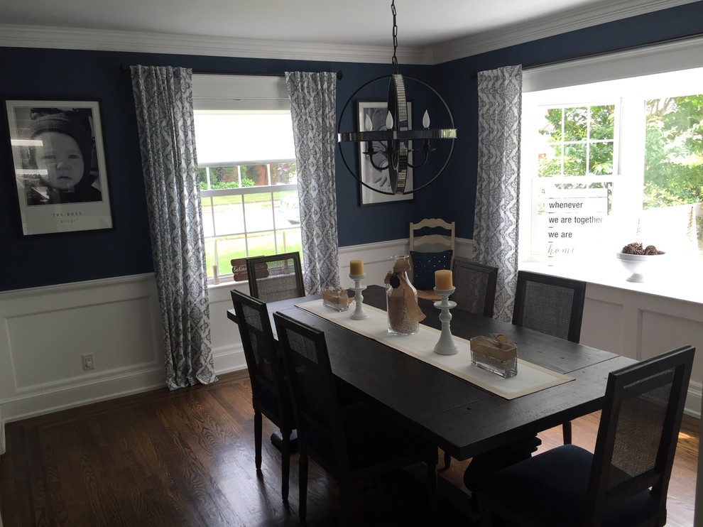 Cette image montre une petite salle à manger traditionnelle fermée avec un mur bleu, parquet foncé et aucune cheminée.