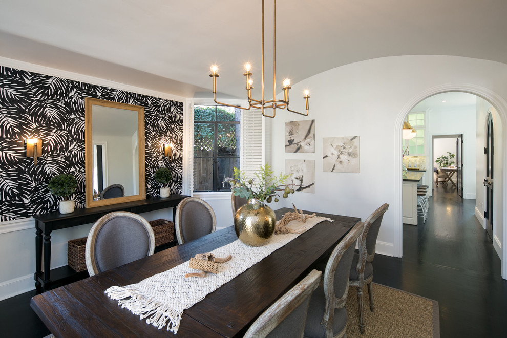 Cette image montre une salle à manger design fermée et de taille moyenne avec un mur blanc, parquet foncé et un sol noir.