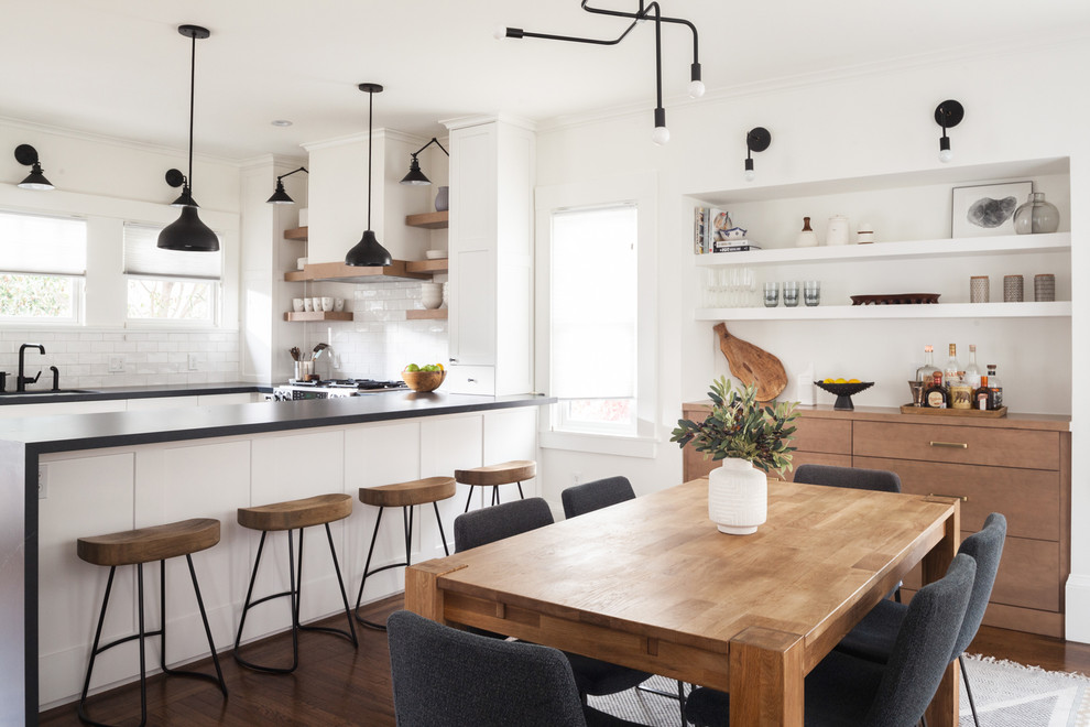 Источник вдохновения для домашнего уюта: кухня-столовая в морском стиле с белыми стенами и темным паркетным полом без камина