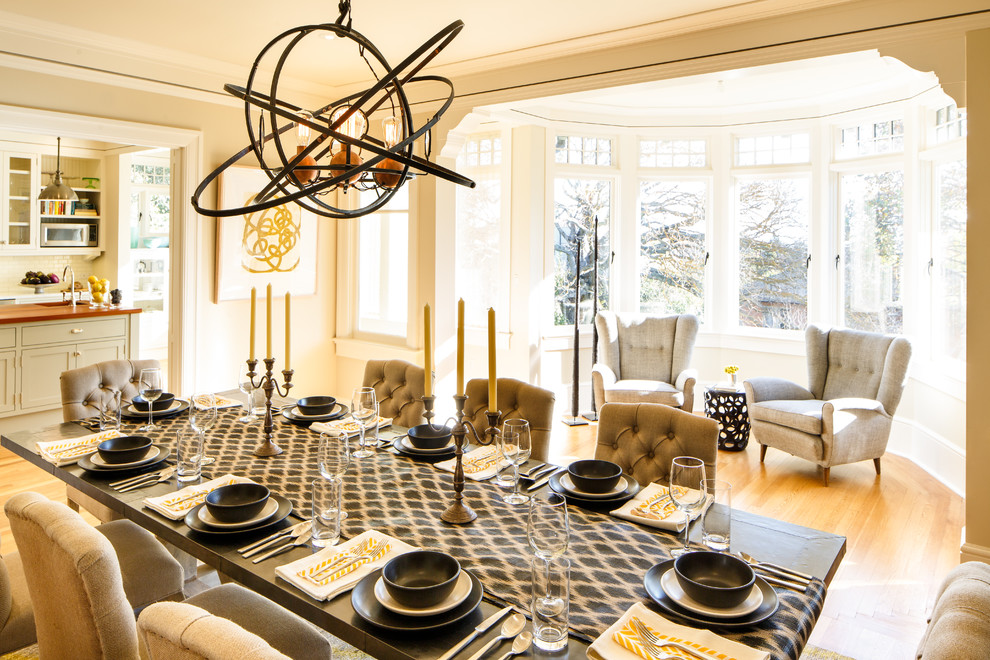 Ispirazione per una sala da pranzo aperta verso il soggiorno tradizionale di medie dimensioni con pareti beige e pavimento in legno massello medio