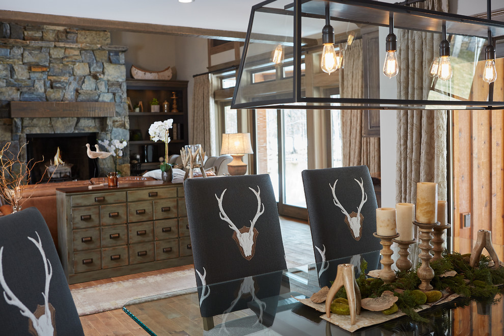 Свежая идея для дизайна: гостиная-столовая в стиле рустика с серыми стенами и паркетным полом среднего тона без камина - отличное фото интерьера