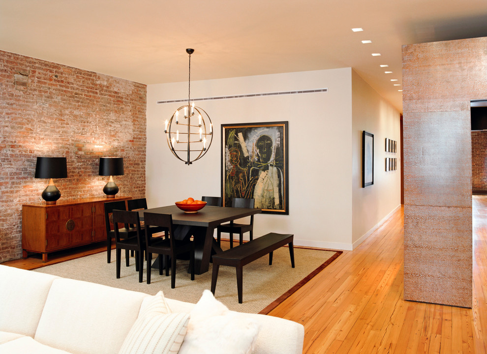 Offenes Modernes Esszimmer mit weißer Wandfarbe und hellem Holzboden in New York