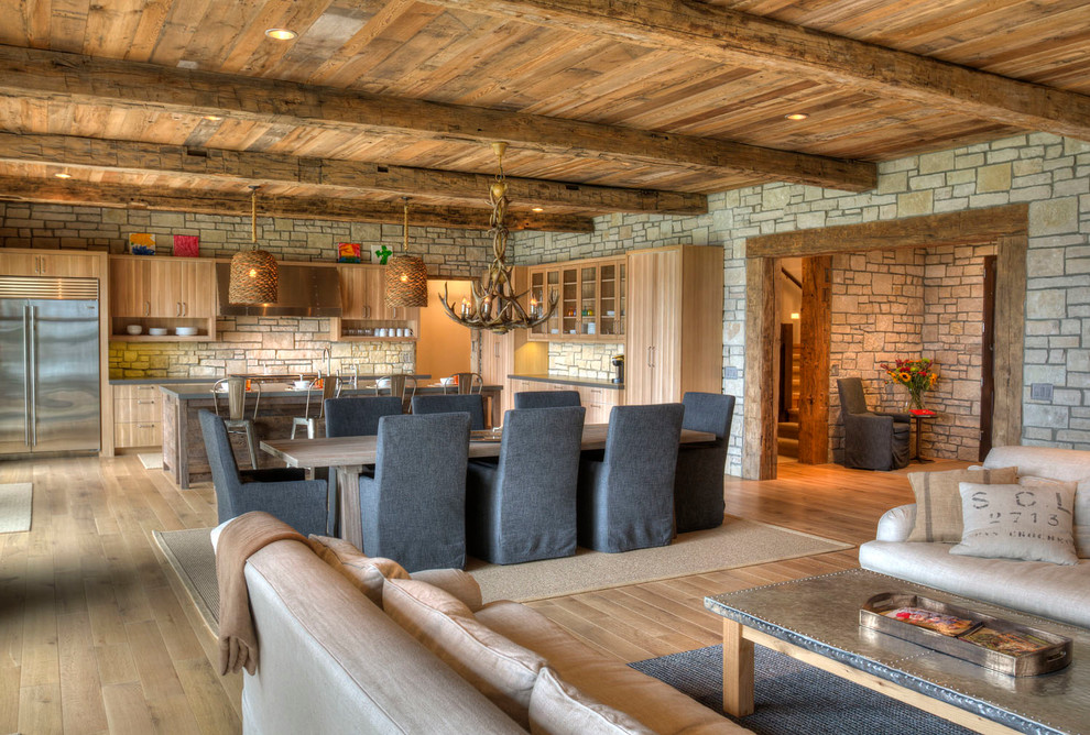 Cette photo montre une grande salle à manger ouverte sur le salon montagne avec un sol en bois brun.