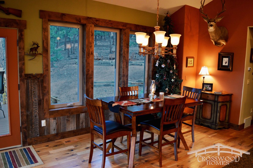 Idee per una sala da pranzo aperta verso la cucina rustica di medie dimensioni con pareti multicolore e pavimento in legno massello medio