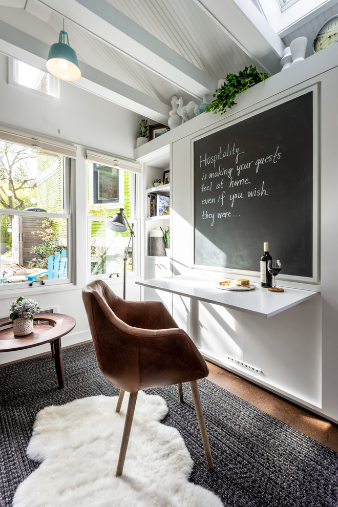Immagine di una piccola sala da pranzo aperta verso il soggiorno contemporanea con pareti bianche, pavimento in sughero e pavimento marrone