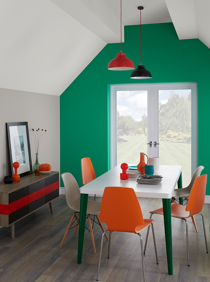 Idee per una sala da pranzo design con pareti verdi