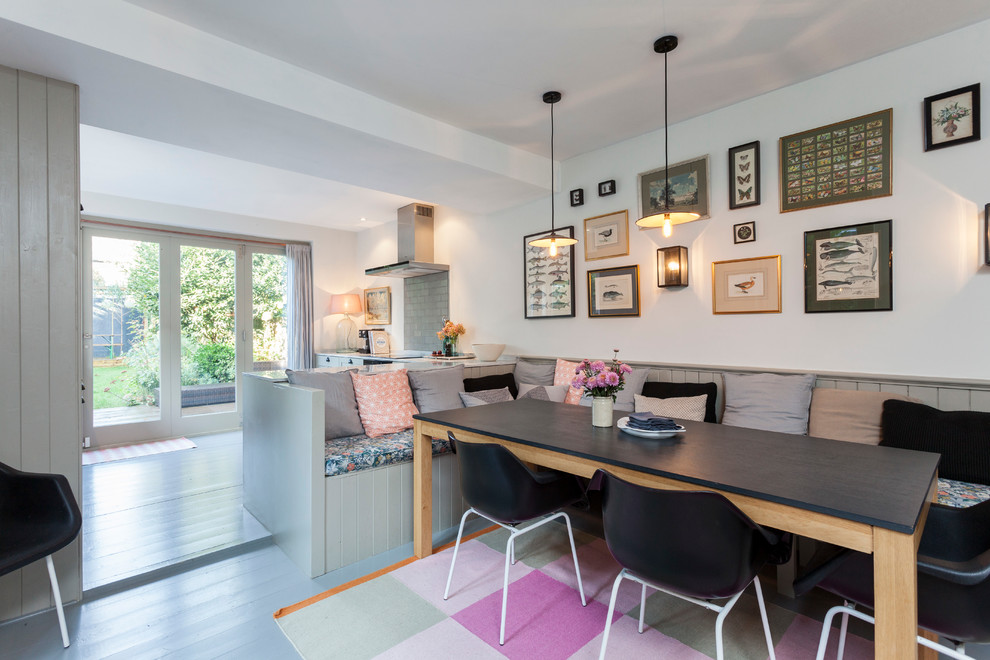 Foto på ett minimalistiskt kök med matplats, med vita väggar och målat trägolv