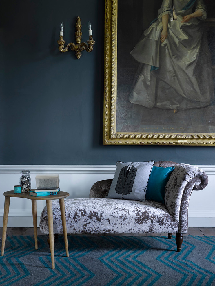 Klassisches Esszimmer mit blauer Wandfarbe und dunklem Holzboden in Hertfordshire