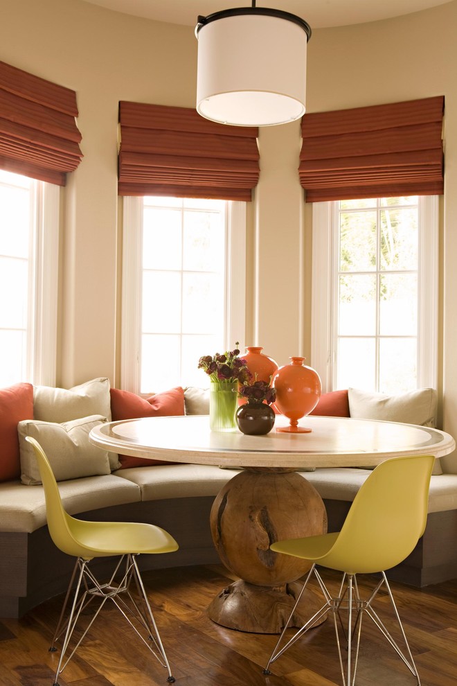 Esempio di una sala da pranzo classica con pareti bianche, parquet scuro e pavimento marrone