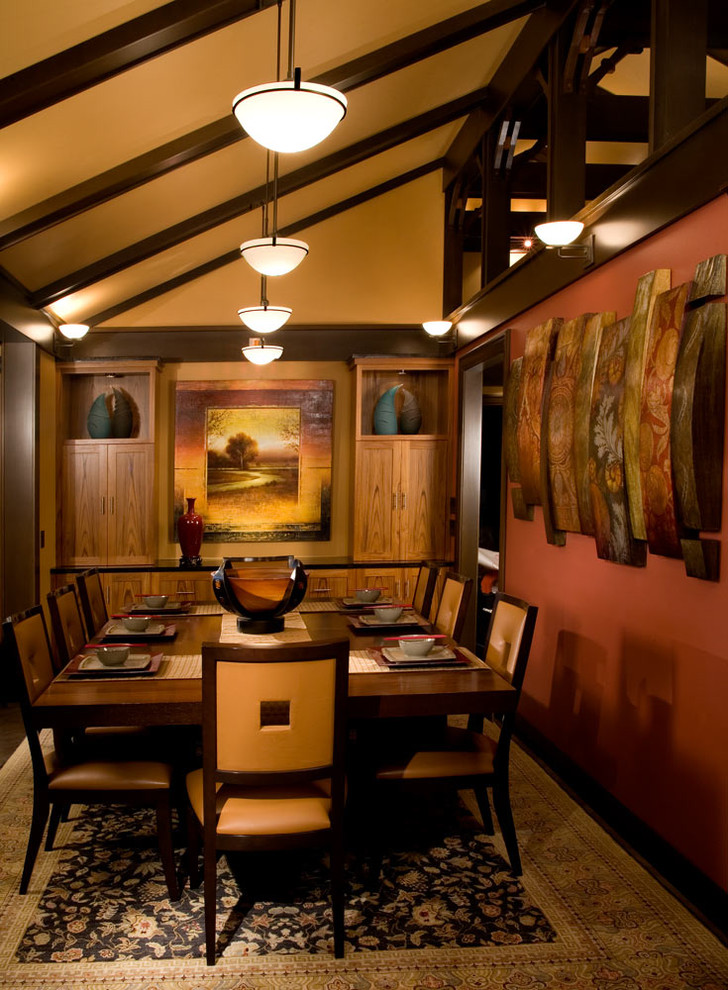Idées déco pour une salle à manger contemporaine avec un mur rouge et parquet foncé.