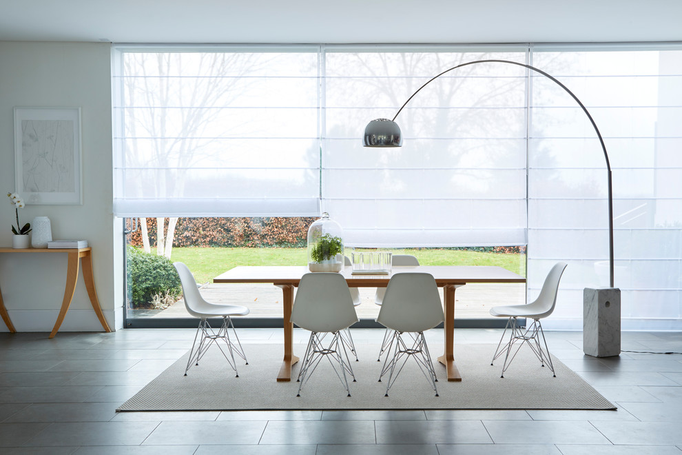 Ispirazione per una sala da pranzo moderna con pareti bianche e pavimento grigio