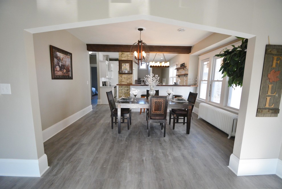 Foto di una piccola sala da pranzo aperta verso la cucina classica con pareti grigie, pavimento in vinile e pavimento grigio