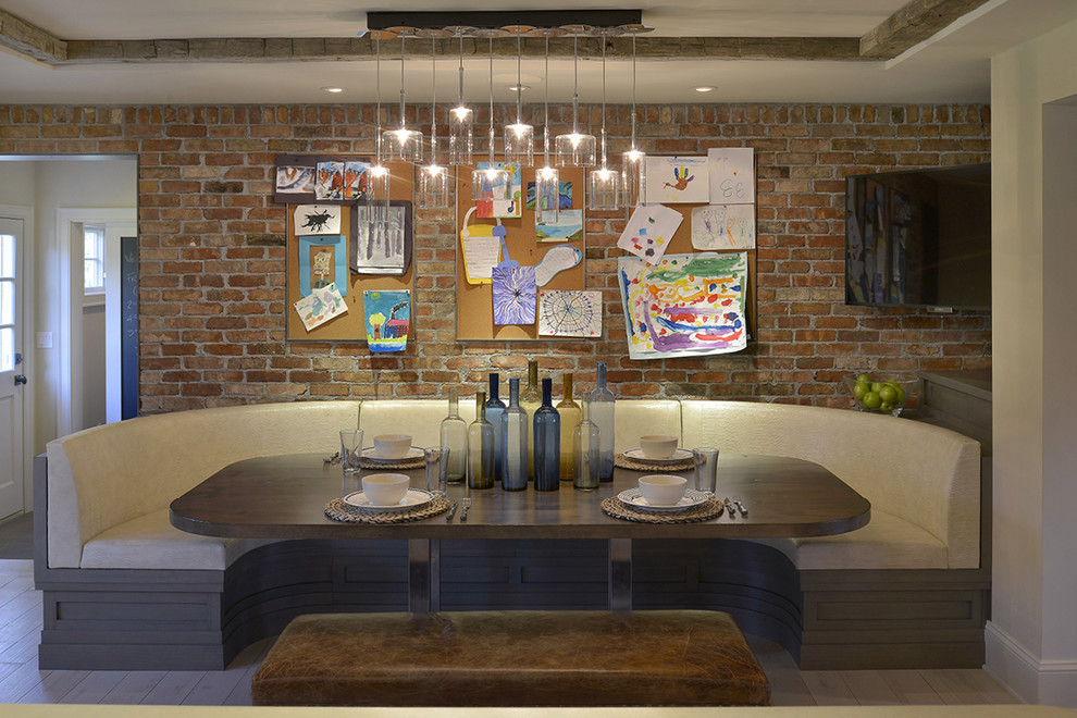 Inredning av ett modernt stort kök med matplats, med ljust trägolv och flerfärgade väggar