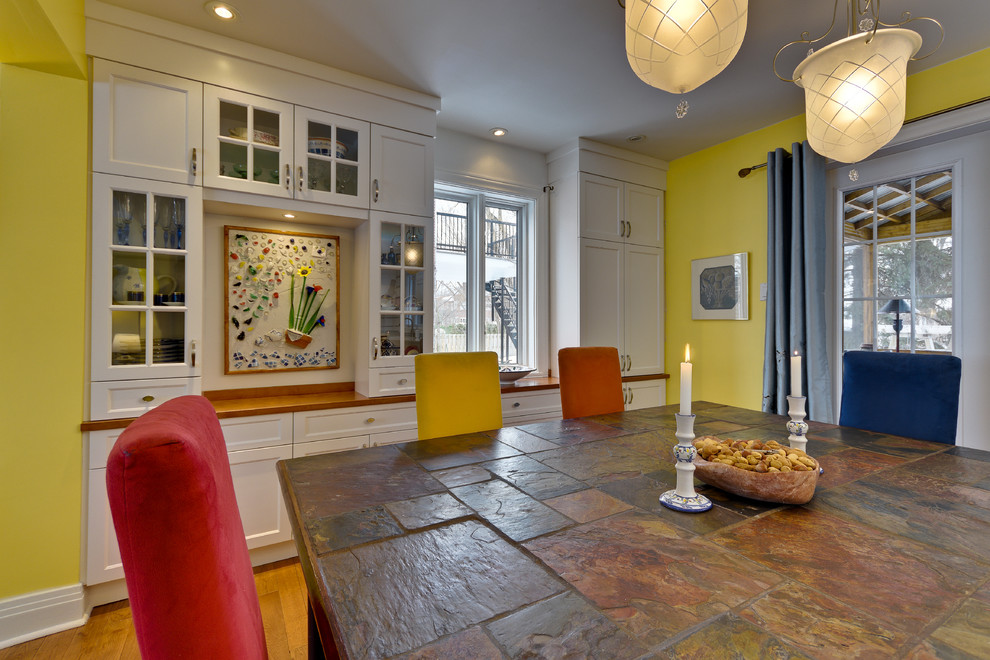 Mittelgroße Klassische Wohnküche ohne Kamin mit gelber Wandfarbe, braunem Holzboden und braunem Boden in Montreal