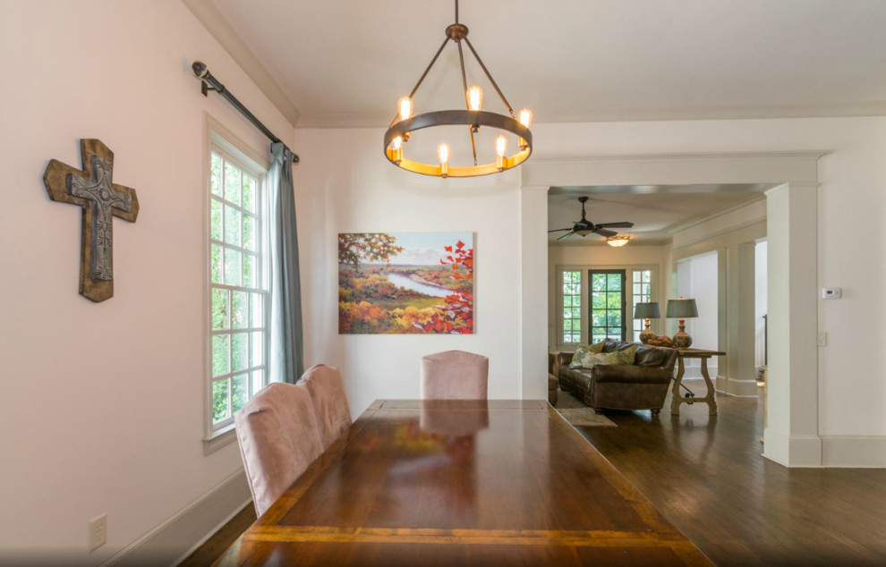 Esempio di una grande sala da pranzo aperta verso la cucina american style con pareti bianche e pavimento in legno massello medio