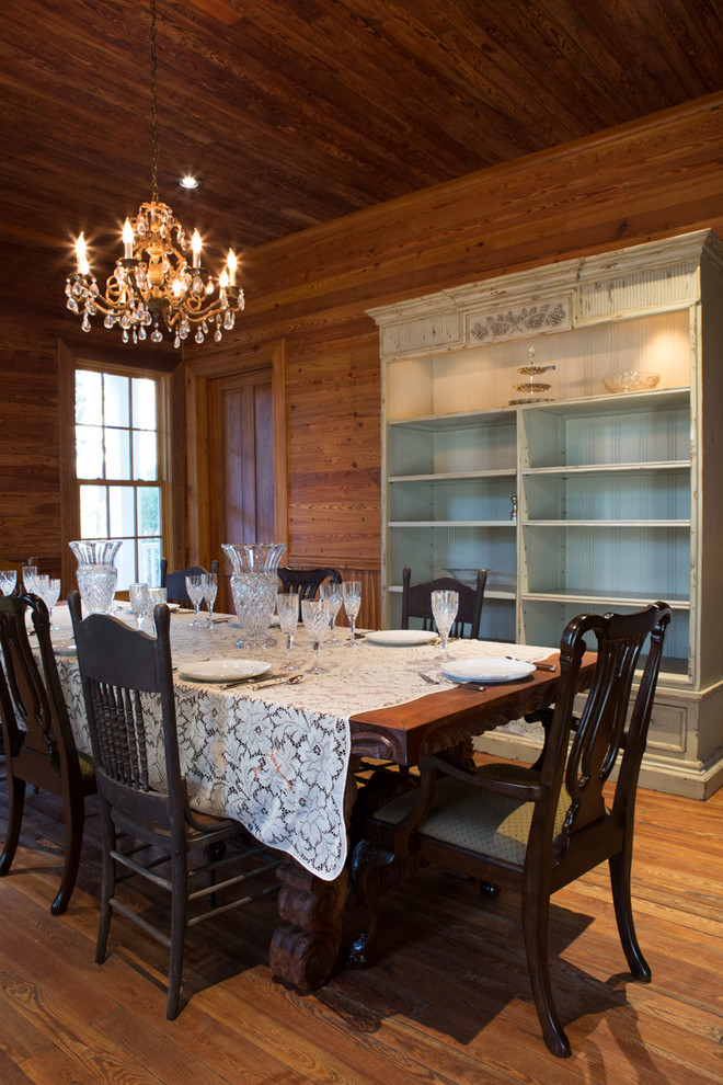 Idee per una sala da pranzo rustica chiusa con pavimento in legno massello medio