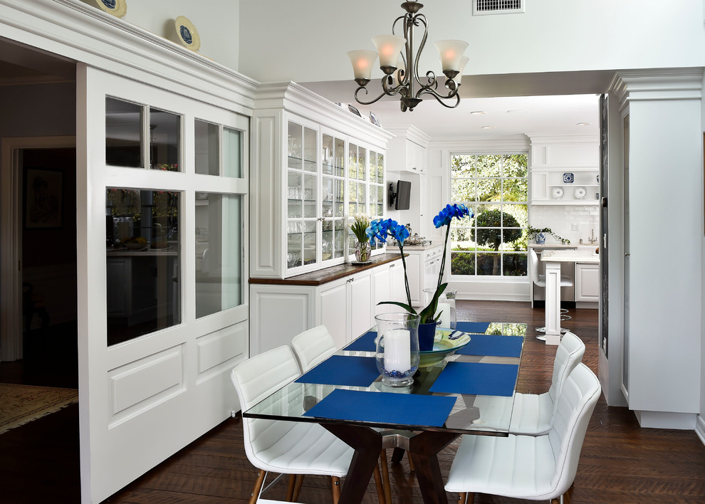 Пример оригинального дизайна: кухня-столовая в классическом стиле с белыми стенами и темным паркетным полом