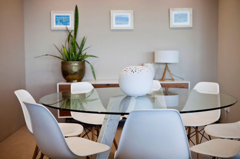 Foto di una sala da pranzo aperta verso il soggiorno minimal di medie dimensioni con pareti beige, moquette, nessun camino e pavimento beige