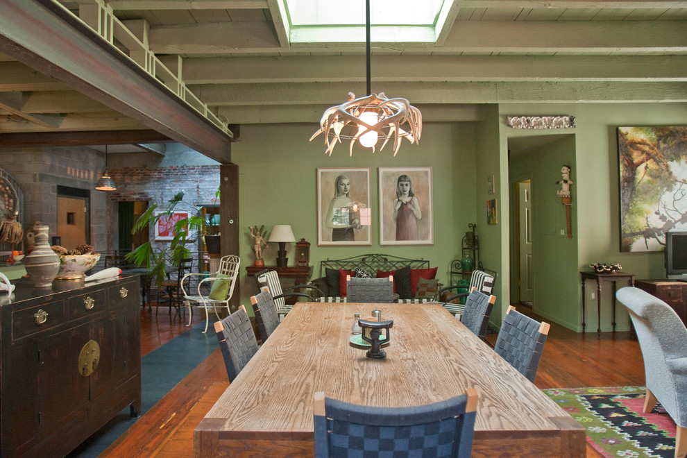 Ispirazione per una sala da pranzo aperta verso la cucina eclettica con pareti verdi e pavimento in legno massello medio