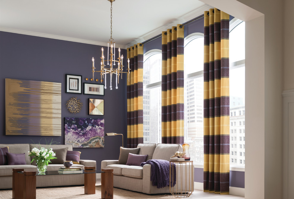 Esempio di una grande sala da pranzo aperta verso il soggiorno design con pareti viola e parquet chiaro