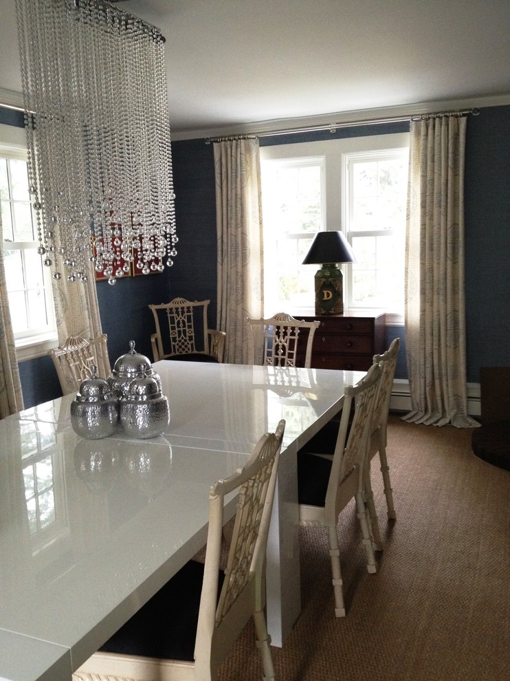 Foto di una grande sala da pranzo contemporanea chiusa con pareti blu, moquette e pavimento beige