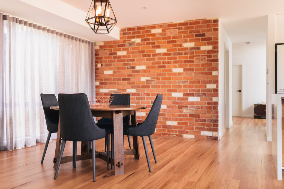 Inspiration pour une salle à manger urbaine avec un mur blanc et un sol en bois brun.