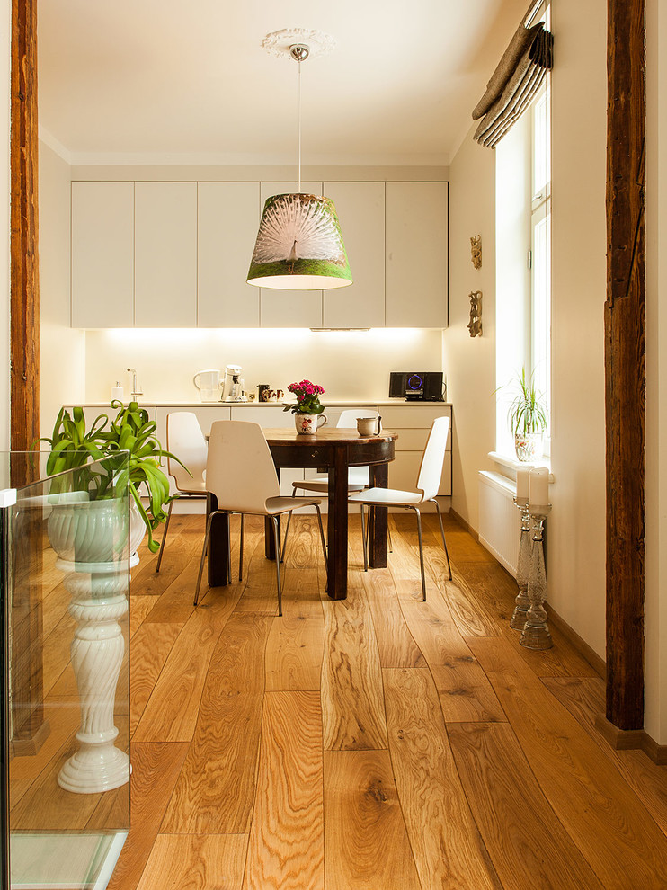 Bild på ett litet funkis kök med matplats, med beige väggar och mellanmörkt trägolv