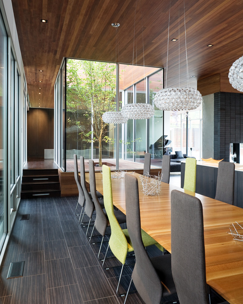 Immagine di una grande sala da pranzo contemporanea con pavimento con piastrelle in ceramica