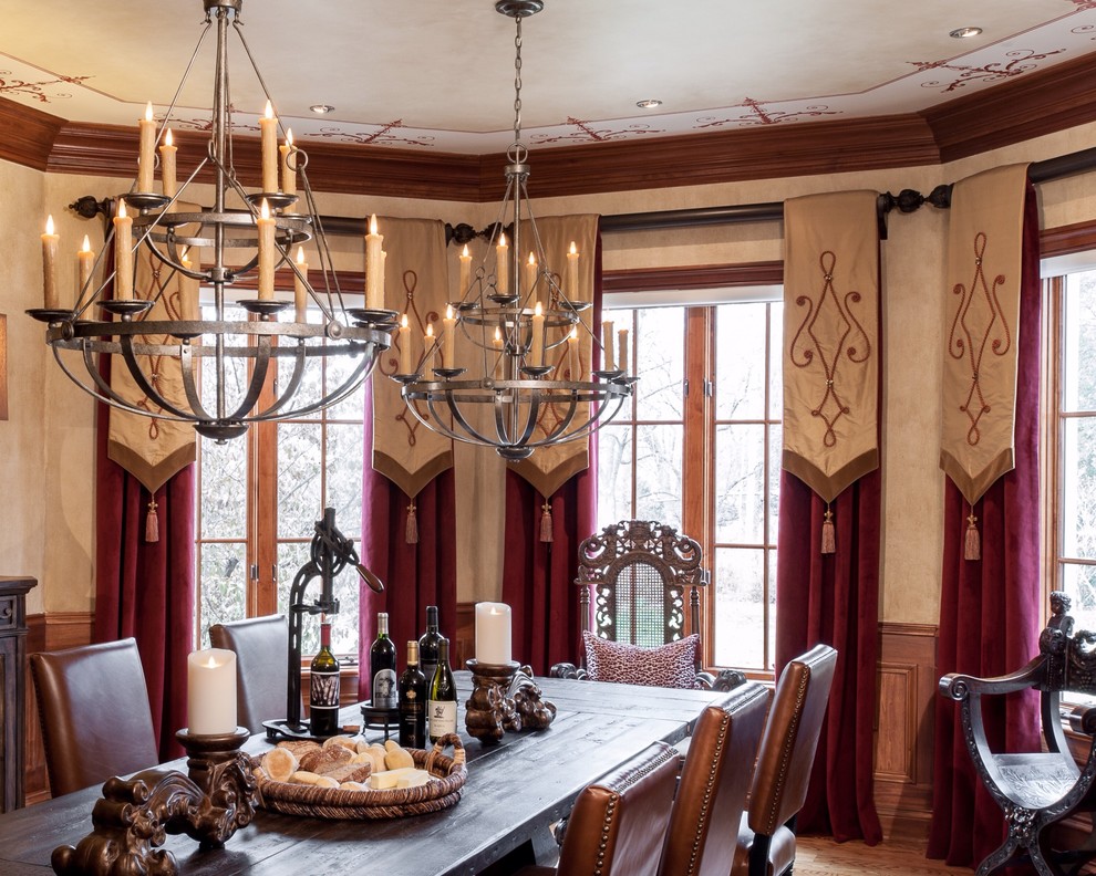 Esempio di una grande sala da pranzo tradizionale chiusa con pareti beige e parquet chiaro