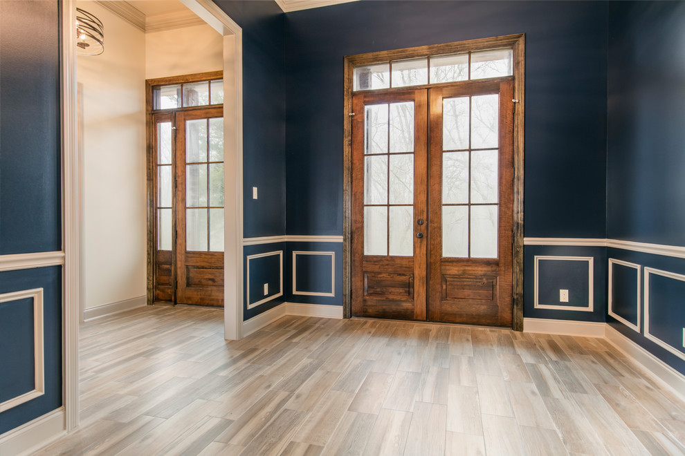 Esempio di una sala da pranzo tradizionale chiusa e di medie dimensioni con pareti blu, pavimento con piastrelle in ceramica, nessun camino e pavimento beige