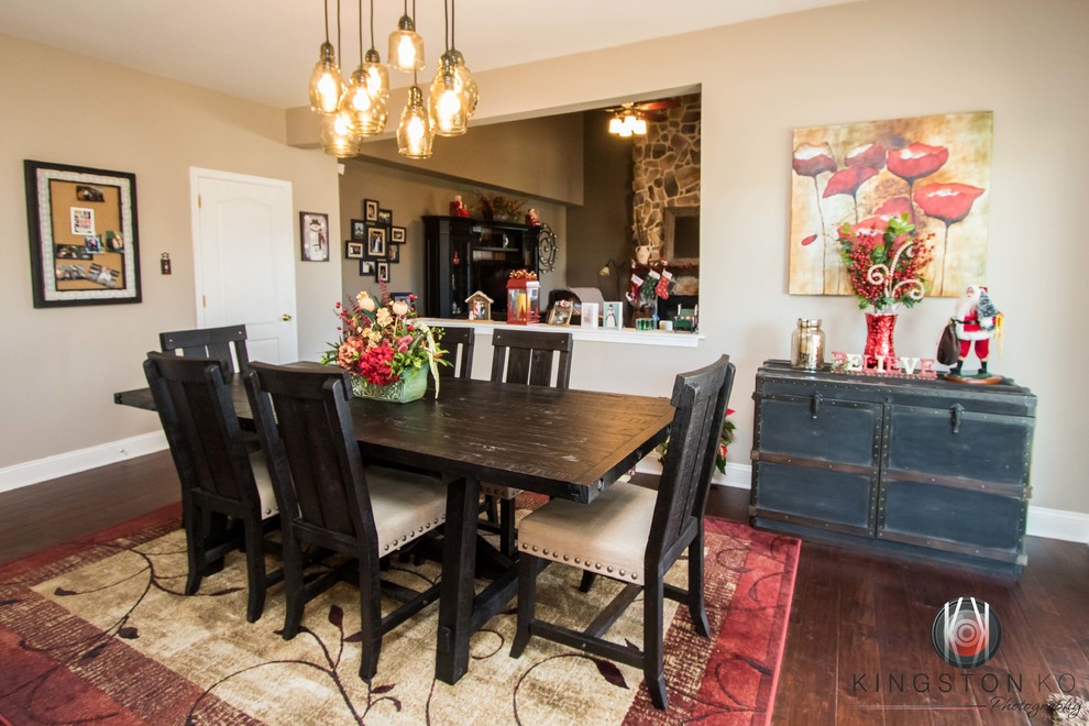 Immagine di una sala da pranzo aperta verso la cucina minimal di medie dimensioni con pareti beige e pavimento in legno massello medio