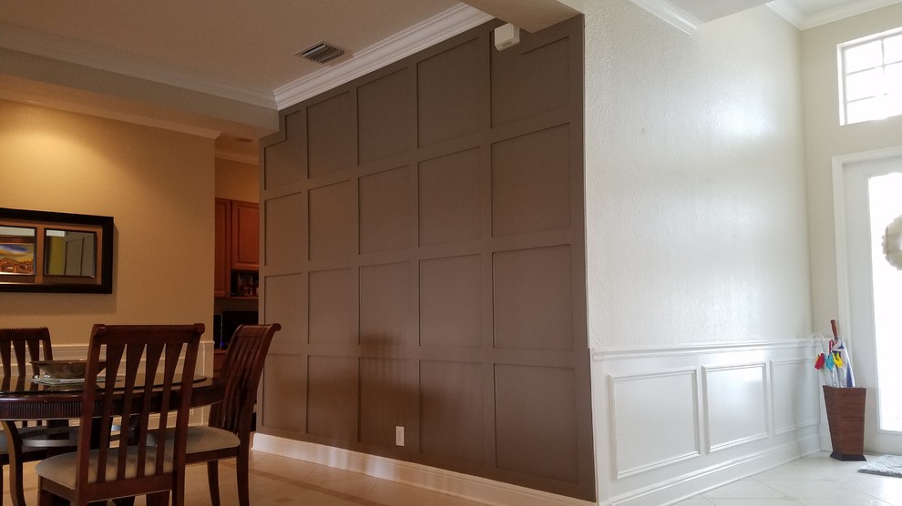 На фото: гостиная-столовая среднего размера в классическом стиле с коричневыми стенами