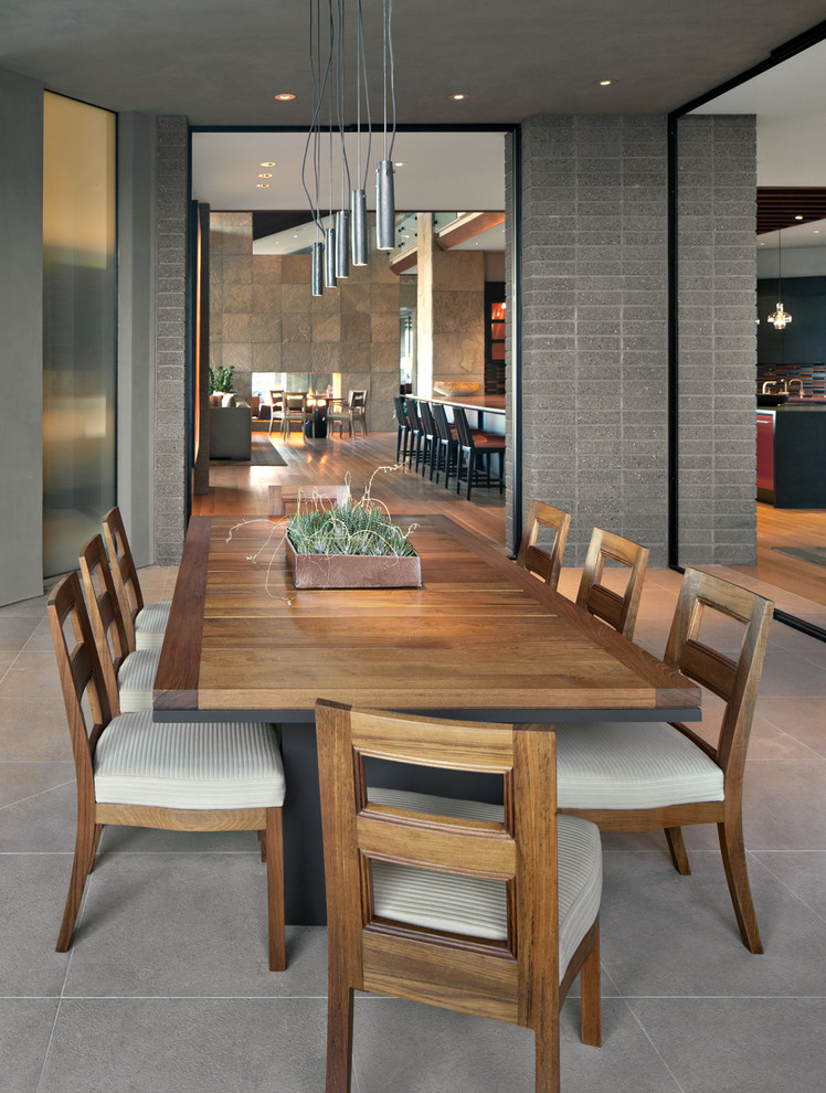 Стильный дизайн: столовая в стиле фьюжн с серыми стенами - последний тренд