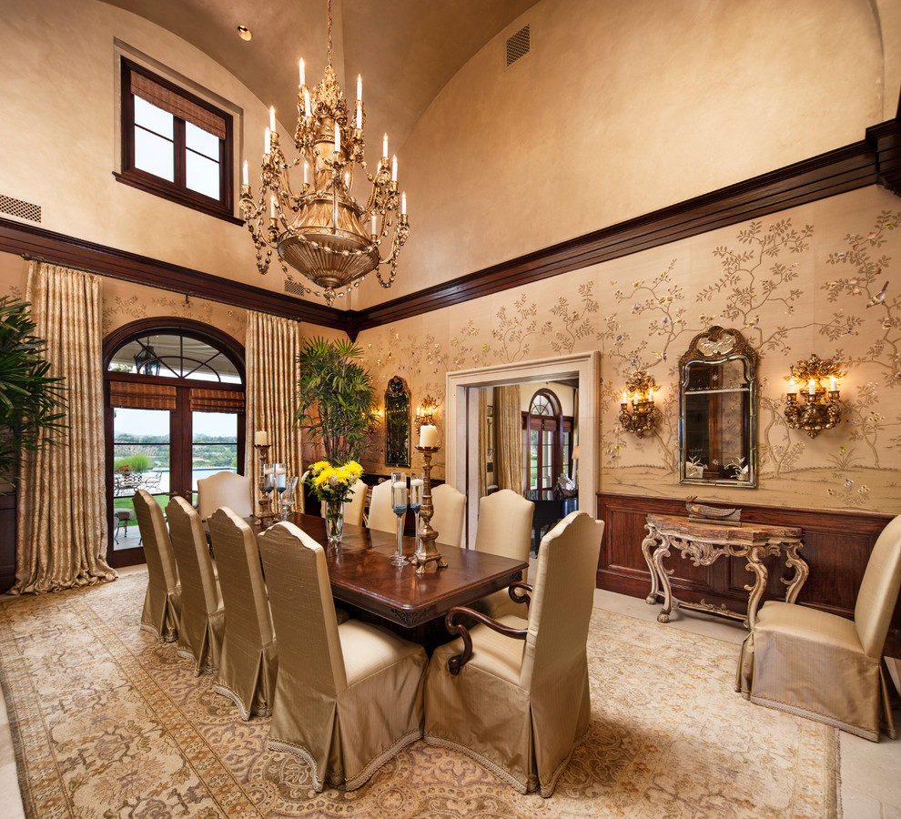 Immagine di una sala da pranzo classica chiusa con nessun camino e pareti beige