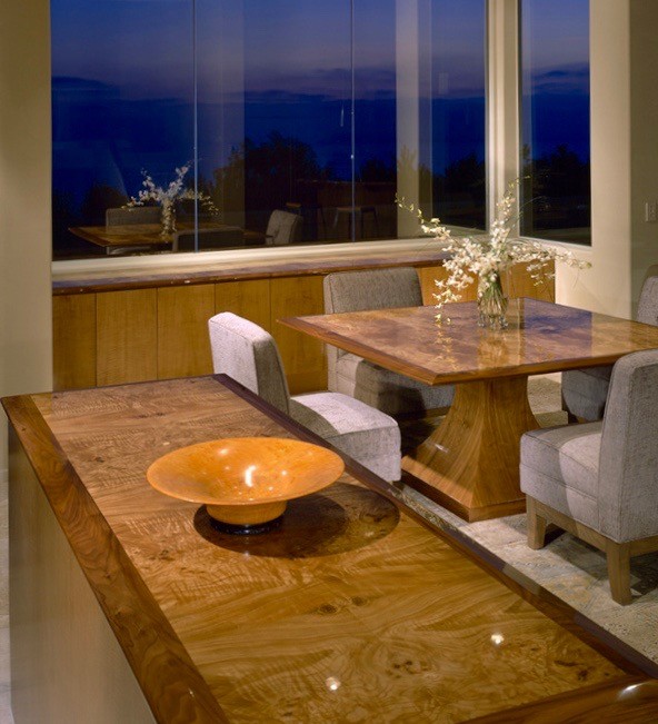 На фото: большая гостиная-столовая в современном стиле