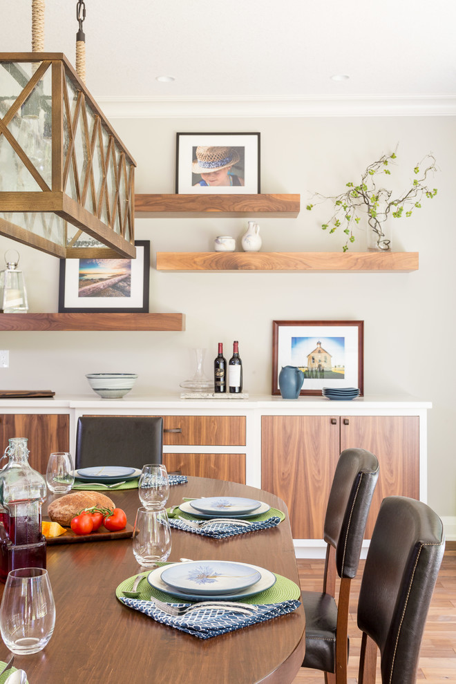Idee per una grande sala da pranzo aperta verso la cucina moderna con pareti beige, pavimento in legno massello medio e pavimento marrone