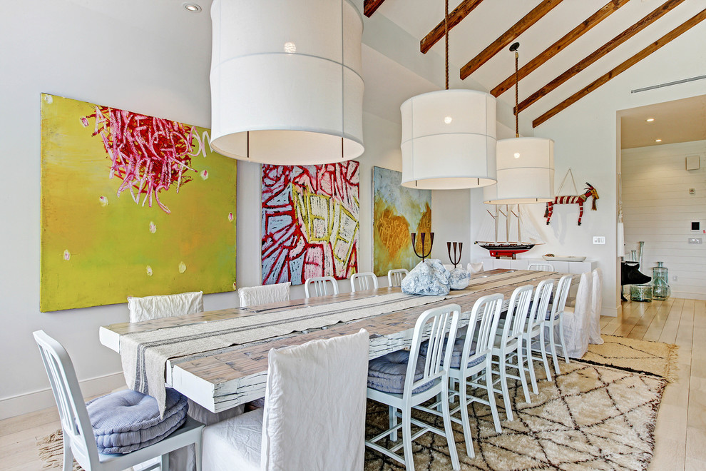Cette image montre une salle à manger marine avec parquet clair, un mur blanc et un sol beige.