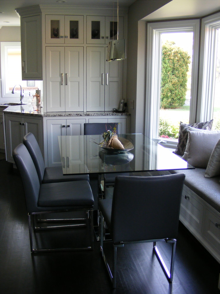 Идея дизайна: кухня-столовая среднего размера в стиле неоклассика (современная классика) с бежевыми стенами, паркетным полом среднего тона и коричневым полом без камина