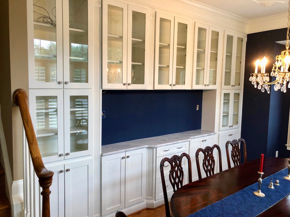 Diseño de comedor clásico de tamaño medio cerrado con paredes azules, suelo de madera oscura y suelo marrón