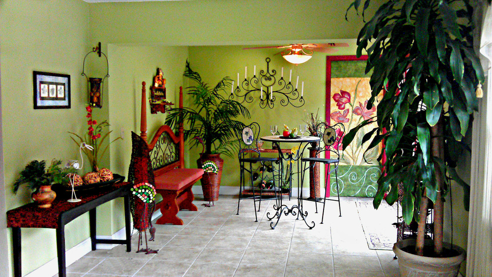 Ispirazione per una sala da pranzo aperta verso il soggiorno tropicale di medie dimensioni con pareti verdi e pavimento in gres porcellanato