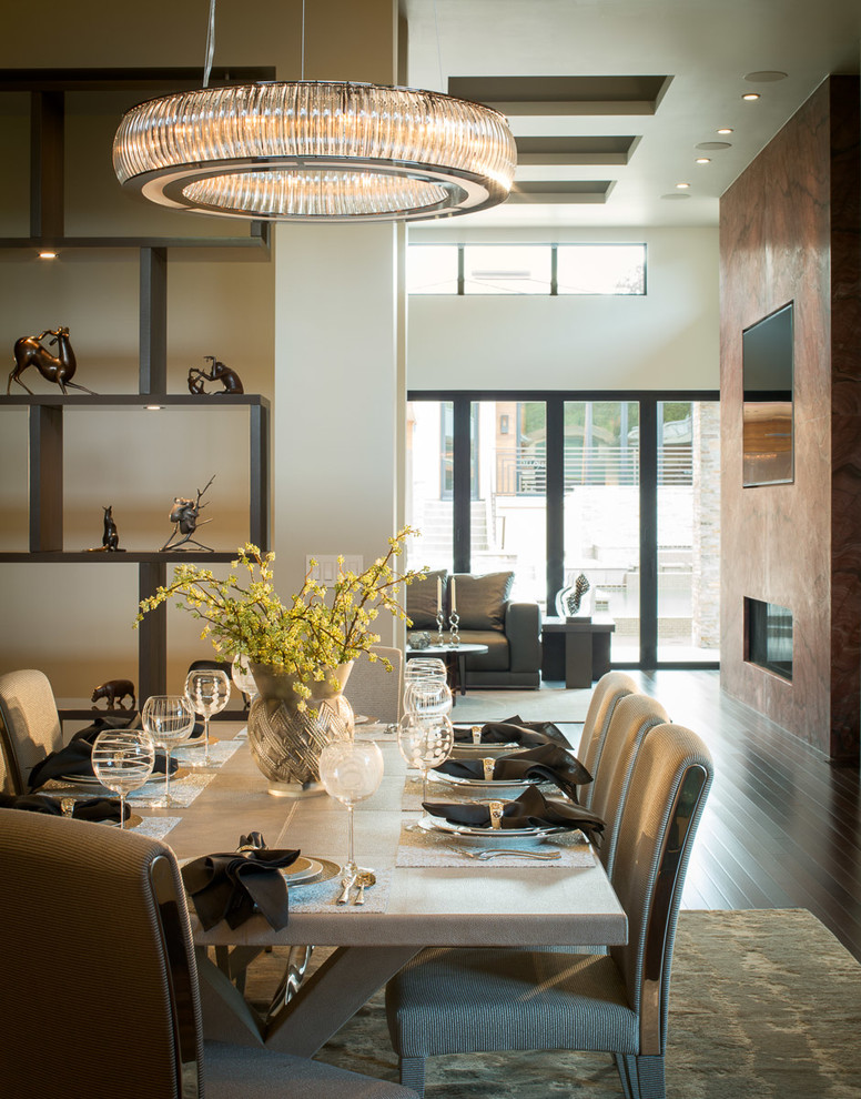 Ispirazione per una grande sala da pranzo aperta verso il soggiorno contemporanea con pareti beige e pavimento in bambù