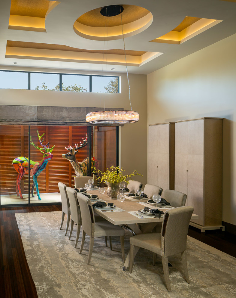 Aménagement d'une grande salle à manger ouverte sur le salon contemporaine avec un mur beige et parquet en bambou.